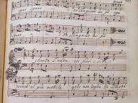 Scherza l'onda coi fiori e ride